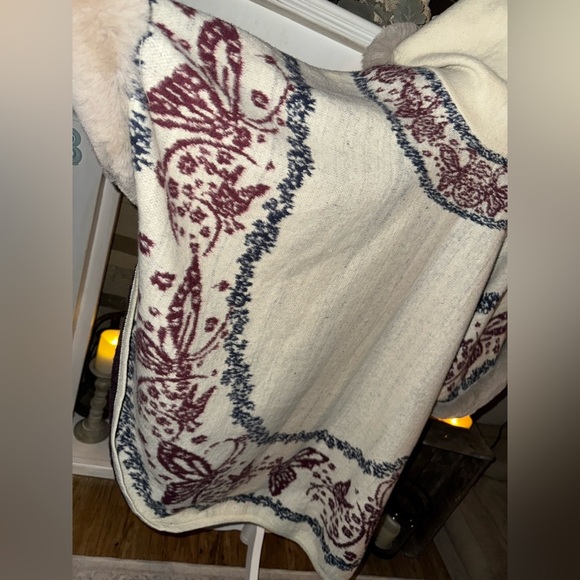 ZA Hooded soft & warm Poncho/Jacket Cream and Red. ONE SIZE FITS MOST. VGUC - Picture 7 of 12